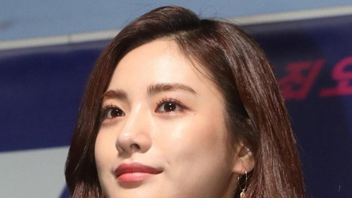 South Korean singer-turned-actress Nana, who stars in the new movie 'The Swindlers' poses for the camera during a publicity event at a Seoul theater. Photo by YONHAP / EPA