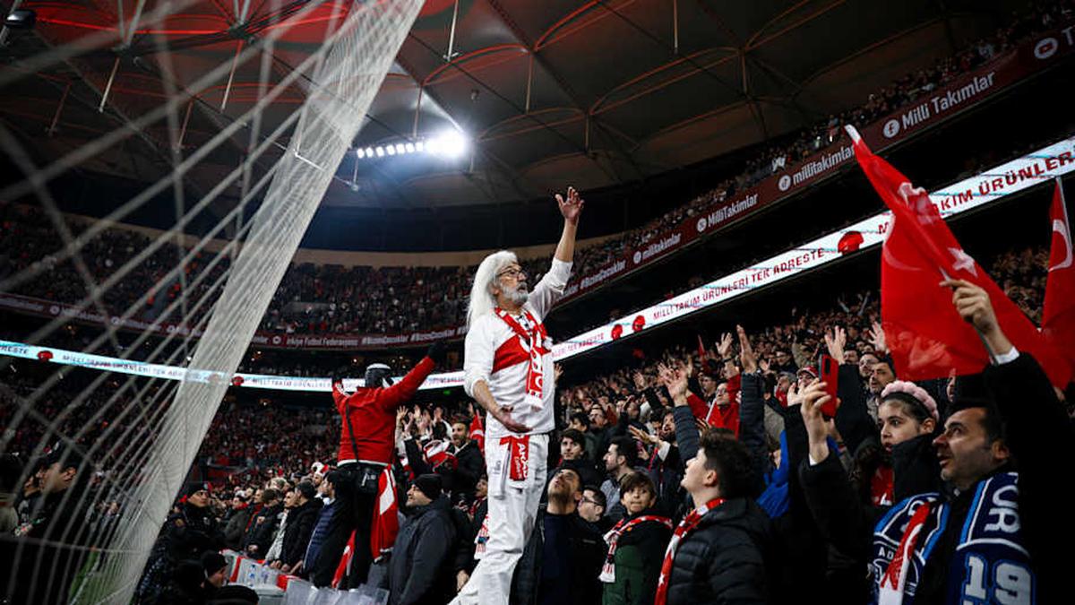  Turkey fans are notoriously passionate. | IMAGO/Middle East Images 