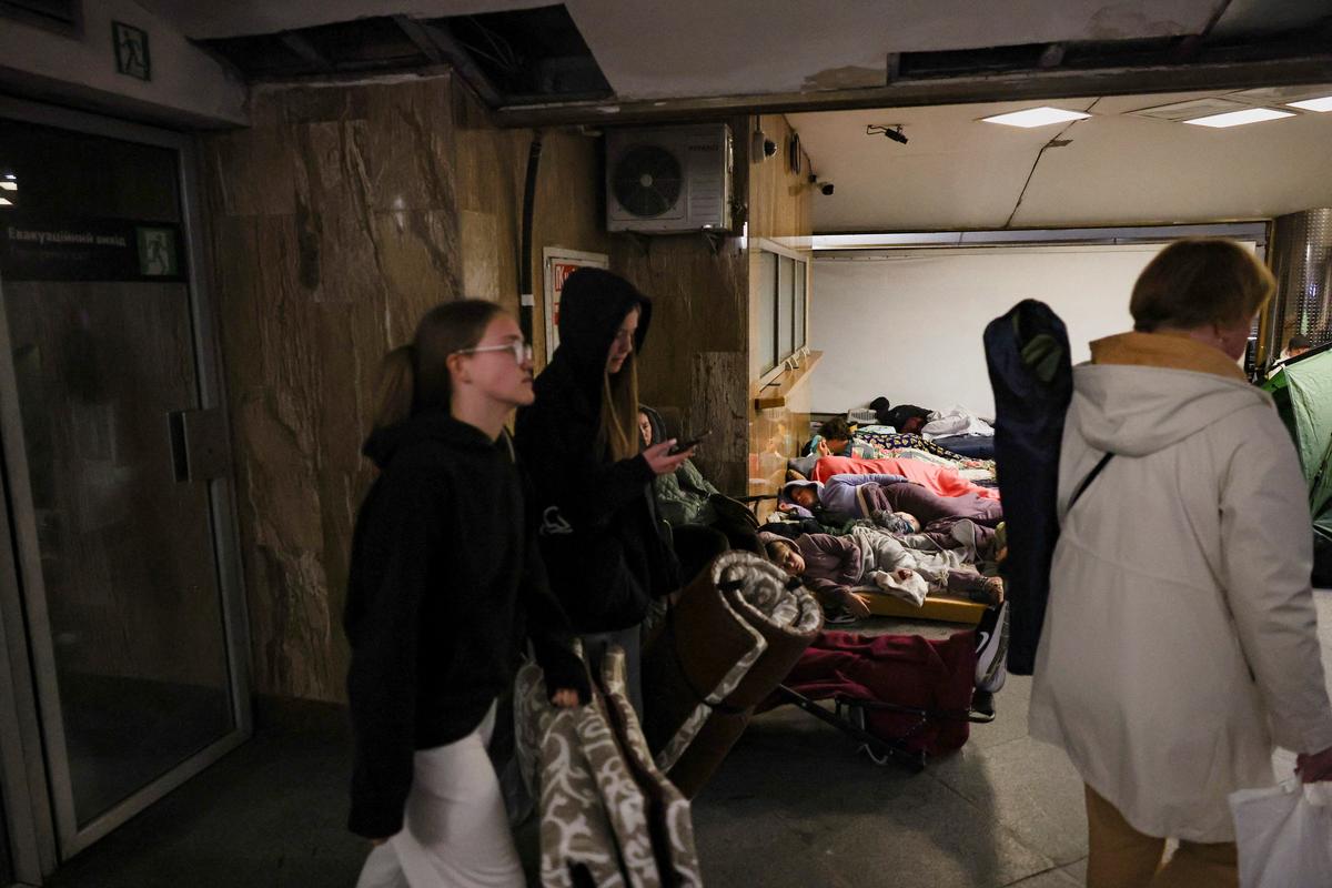 People take shelter inside a metro station during a Russian air strike, amid Russia's attack on Ukraine, in Kyiv, Ukraine, June 2, 2026. REUTERS/Alina Smutko
