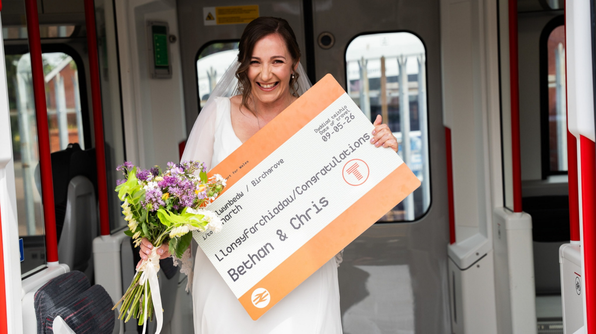 Bethan Thomas arrived at her wedding via train. (SWNS). 