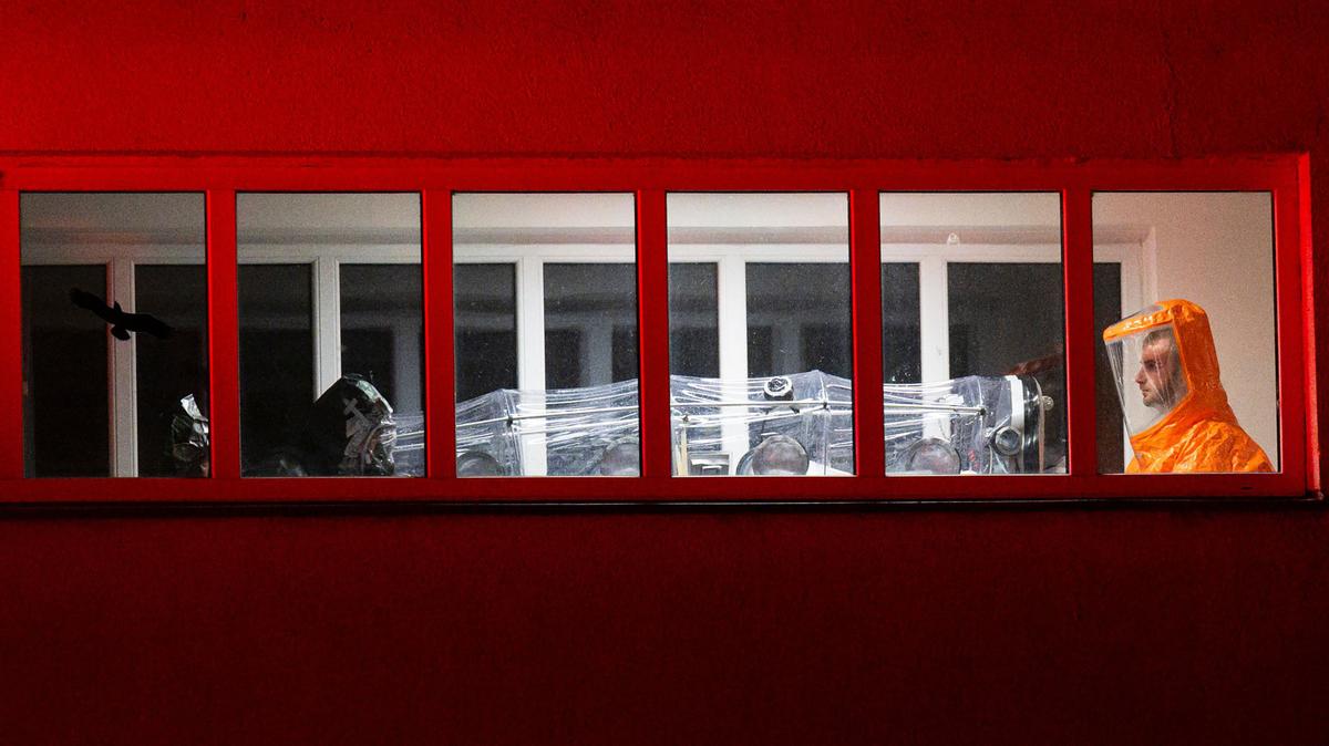 A US citizen suspected of having Ebola is transported to a Prague facility for infectious diseases in April 2026. (Kamaryt Michal/CTK/dpa/TNS)