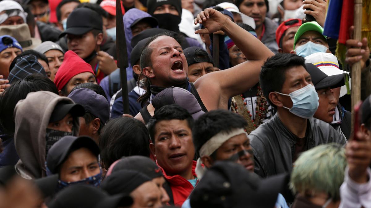 Los manifestantes marchan en el centro de Quito, Ecuador, el miércoles 22 de junio de 2022. Las protestas de los indígenas que exigen una variedad de cambios, incluida la reducción de los precios del combustible, han paralizado la capital de Ecuador y otras regiones. (Foto AP/Juan Diego Montenegro)