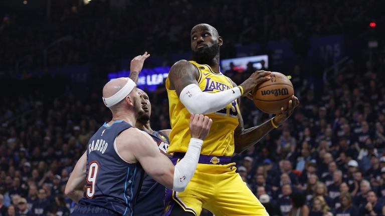 Thunder pull away from Lakers, maintain perfect playoff mark 