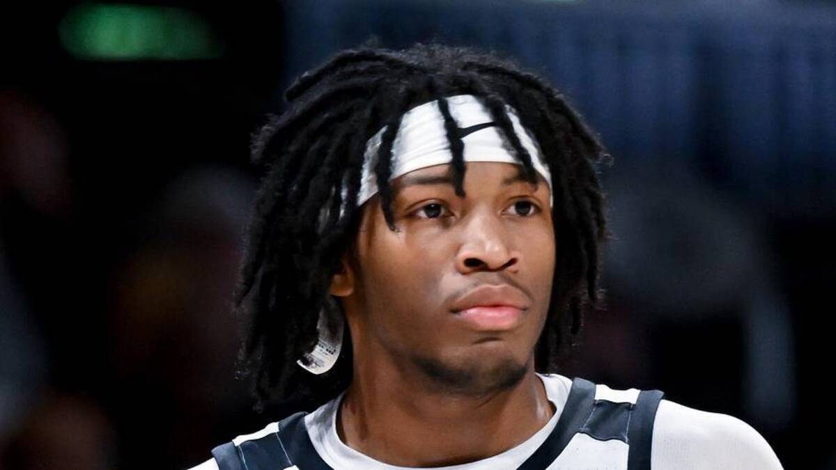  Jan 20, 2026; Indianapolis, Indiana, USA; Butler Bulldogs head coach Thad Matta talks with Butler Bulldogs guard Azavier Robinson (23) during the second half at Hinkle Fieldhouse. Mandatory Credit: Robert Goddin-Imagn Images | Robert Goddin-Imagn Images 