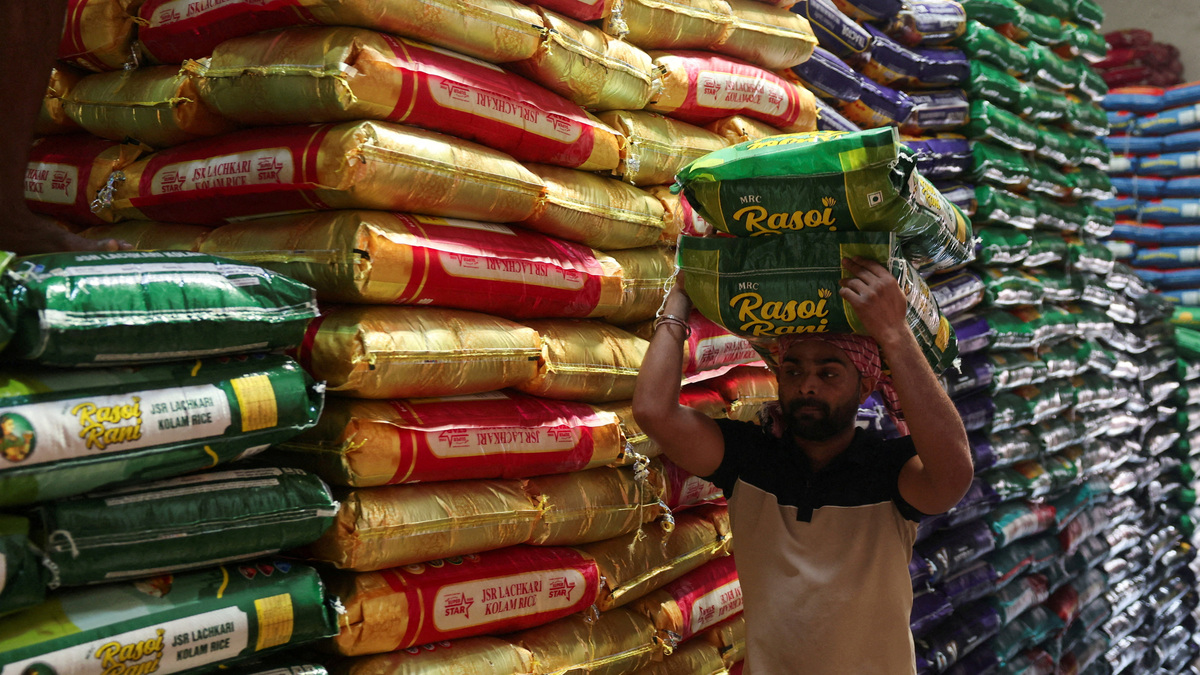 FILE PHOTO: A worker carries sacks of rice inside a warehouse at a wholesale market in Navi Mumbai, India, January 13, 2026. REUTERS/Francis Mascarenhas/File Photo