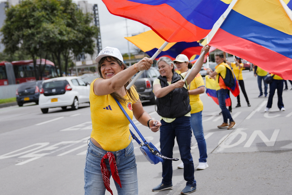 Supporters of Colombian presidential candidate Abelardo De La Espriella of the political movement Defenders of the Homeland, gather to campaign, ahead of the runoff election in Bogota, Colombia, June 6, 2026. REUTERS/Nathalia Angarita
