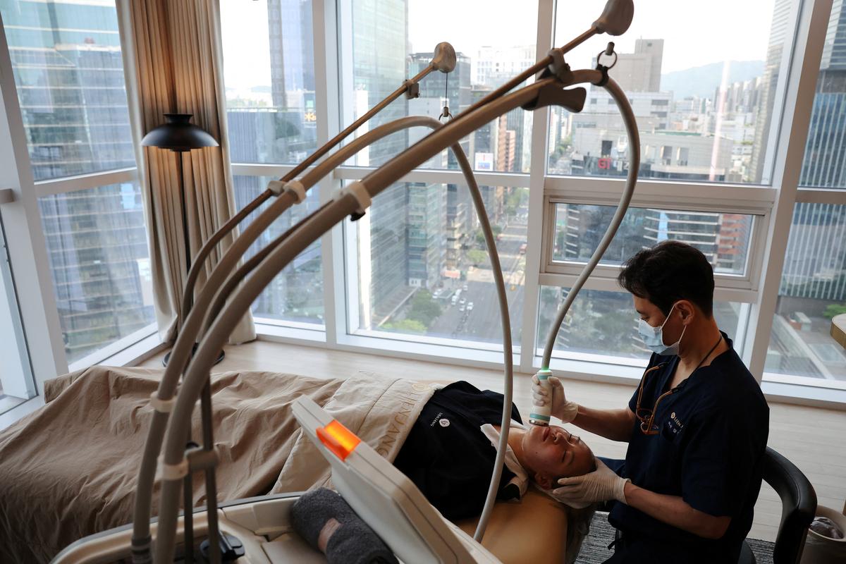 Cindy Gu from the U.S. receives skin care at Lienjang Clinic in Seoul, South Korea, April 29, 2026.  REUTERS/Kim Hong-Ji