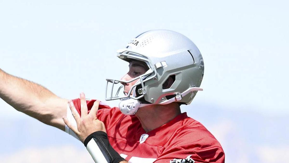  May 2, 2026; Henderson, NV, USA; Las Vegas Raiders quarterback Fernando Mendoza (15) runs through a drill during a Rookie Minicamp at Intermountain Health Performance Center. Mandatory Credit: Candice Ward-Imagn Images | Candice Ward-Imagn Images 