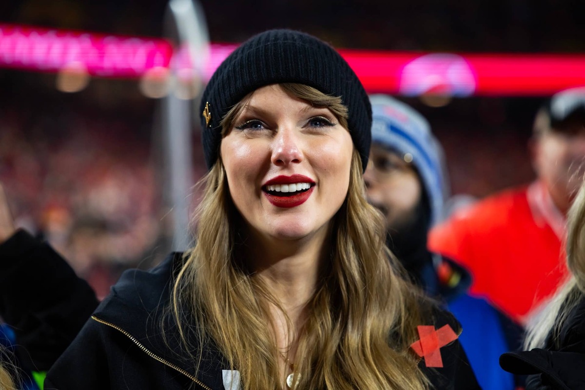  Recording artist Taylor Swift celebrates after the AFC Championship game. © Mark J. Rebilas-Imagn Images