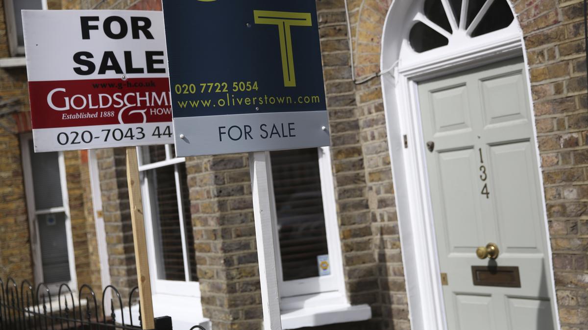 A home is advertised for sale in London, Britain August 4, 2016. REUTERS/Neil Hall
