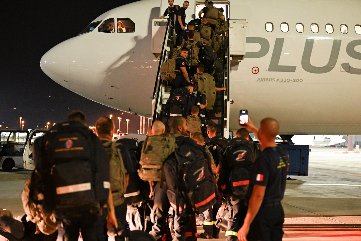 French officers of the 7e Regiment d'Instruction et d'Intervention de la Securite Civile (7e RIISC - The 7th Civil Security Training and Response Regiment) board their plane before flying to Venezuela to provide help after two earthquakes hit the country, at the Marseille Provence Airport in Marignane, southern France, on June 26, 2026.       MIGUEL MEDINA/Pool via REUTERS