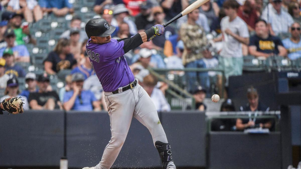 El pelotero cubano José Iglesias batea un hit en el partido de los Rockies ante los Cerveceros, celebrado el 24 de julio de 2022 en Milwaukee.
