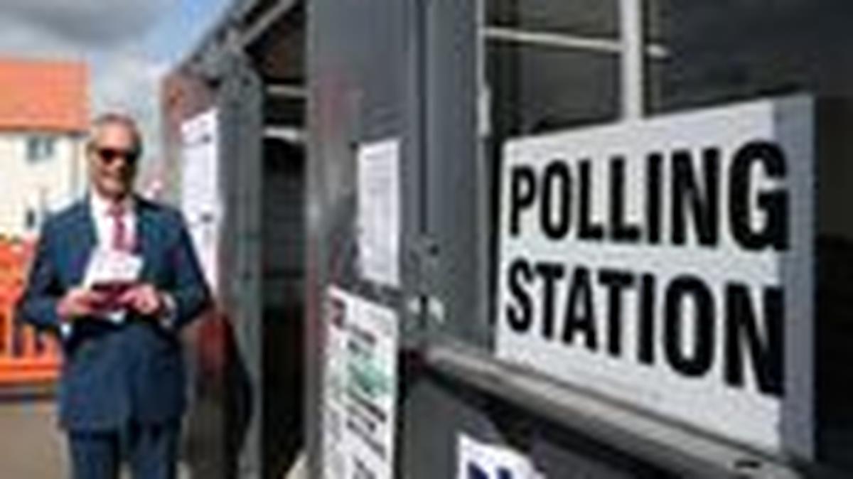 Britain's Reform UK leader Nigel Farage poses outside a polling station as he arrives to vote during local elections in Walton-on-the-Naze, Britain, May 7, 2026. REUTERS/Toby Melville