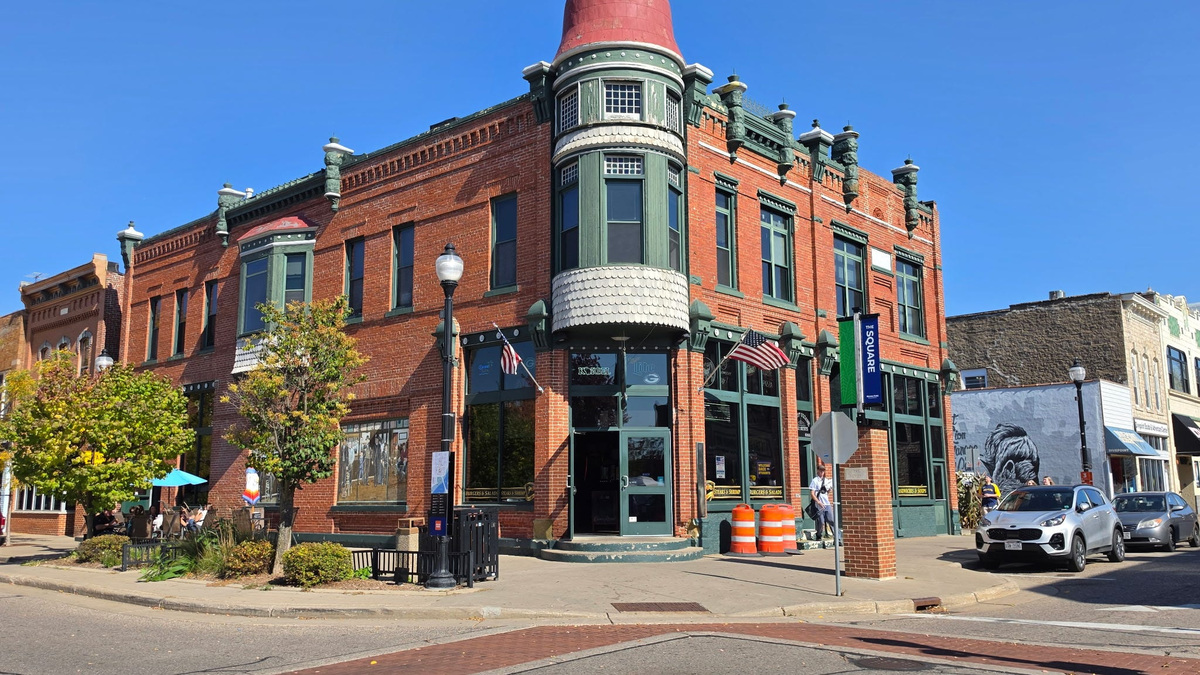 Graffiti's Sports Pub reopens after Oct. 9 fire in Stevens Point ...