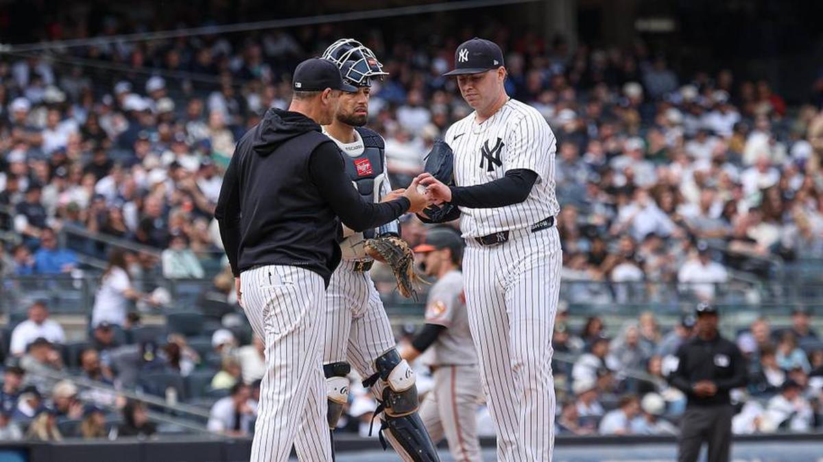  New York Yankees pitcher Ryan Weathers (40) hands the ball to manager Aaron Boone (17) after being relieved during the sixth inning against the Baltimore Orioles at Yankee Stadium. | Vincent Carchietta-Imagn Images 
