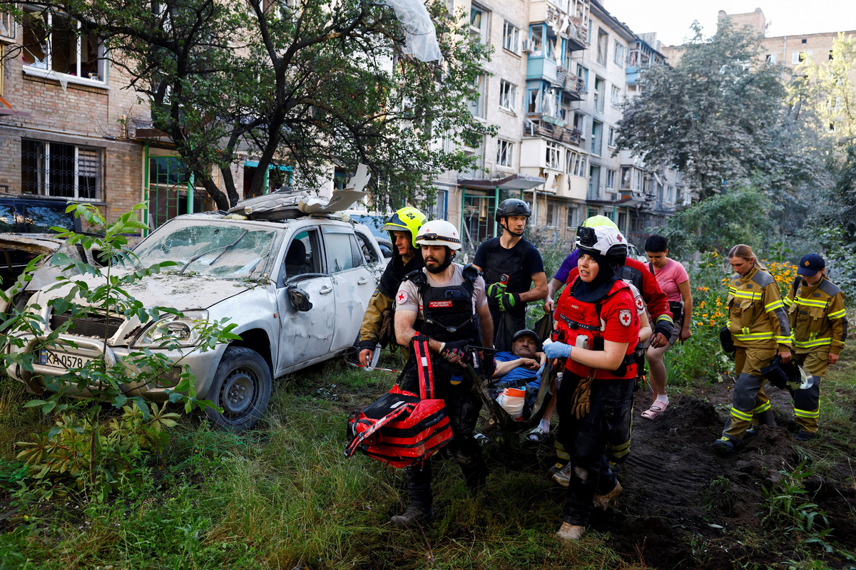 Volunteers, paramedics and rescuers carry an injured resident, at the site of an apartment building damaged during overnight Russian missile and drone strikes, amid Russia’s attack on Ukraine, in Kyiv, Ukraine, July 2, 2026. REUTERS/Valentyn Ogirenko