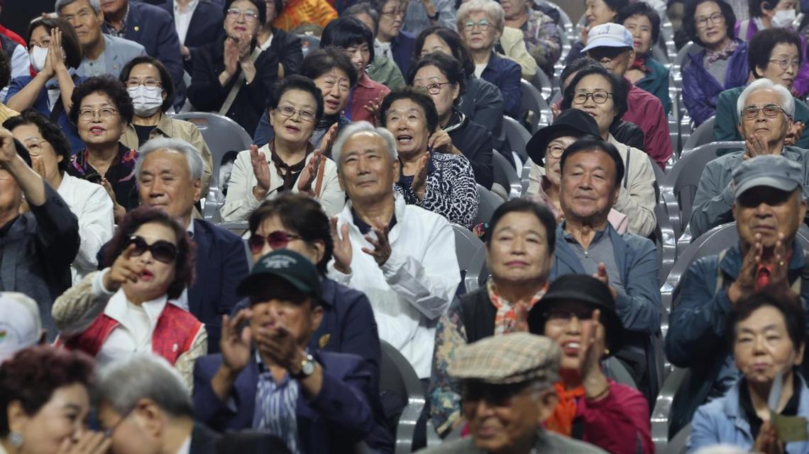 Majority of S. Koreans back raising senior age to 70: poll 