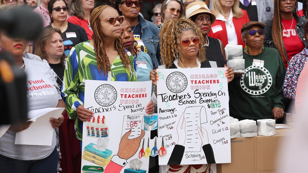 Chicago Teachers Union members rally at the CTU Center, Aug. 27, 2025. (Chris Sweda/Chicago Tribune/TNS)