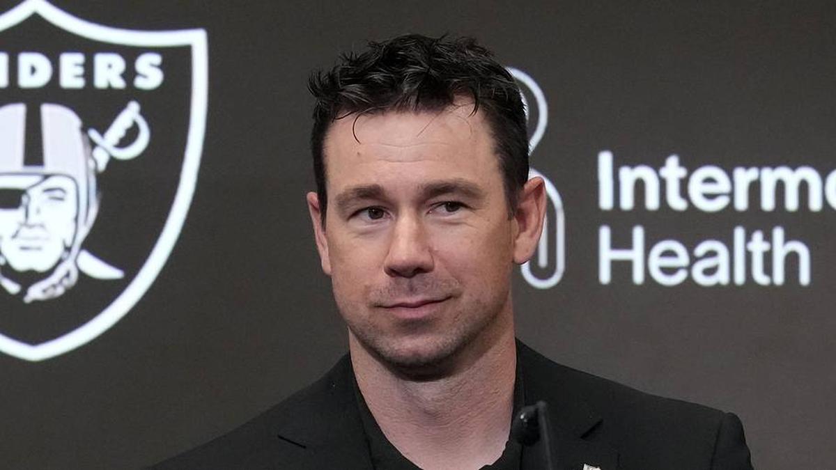  Apr 24, 2026; Henderson, NV, USA; Las Vegas Raiders coach Klint Kubiak at press conference at Intermountain Health Performance Center. Mandatory Credit: Kirby Lee-Imagn Images | Kirby Lee-Imagn Images 