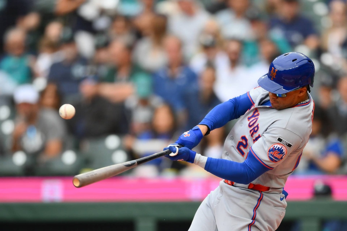  New York Mets designated hitter Juan Soto (22) hits a single against the Seattle Mariners during the first inning at T-Mobile Park on Jun 3, 2026. Steven Bisig-Imagn Images