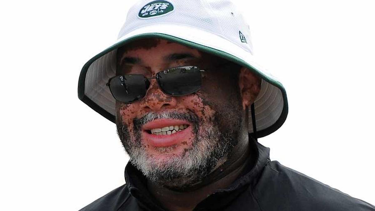  Jul 27, 2013; Cortland, NY, USA; New York Jets defensive line coach Karl Dunbar walks out to the field prior to training camp at SUNY Cortland. Mandatory Credit: Rich Barnes-Imagn Images | Rich Barnes-Imagn Images 