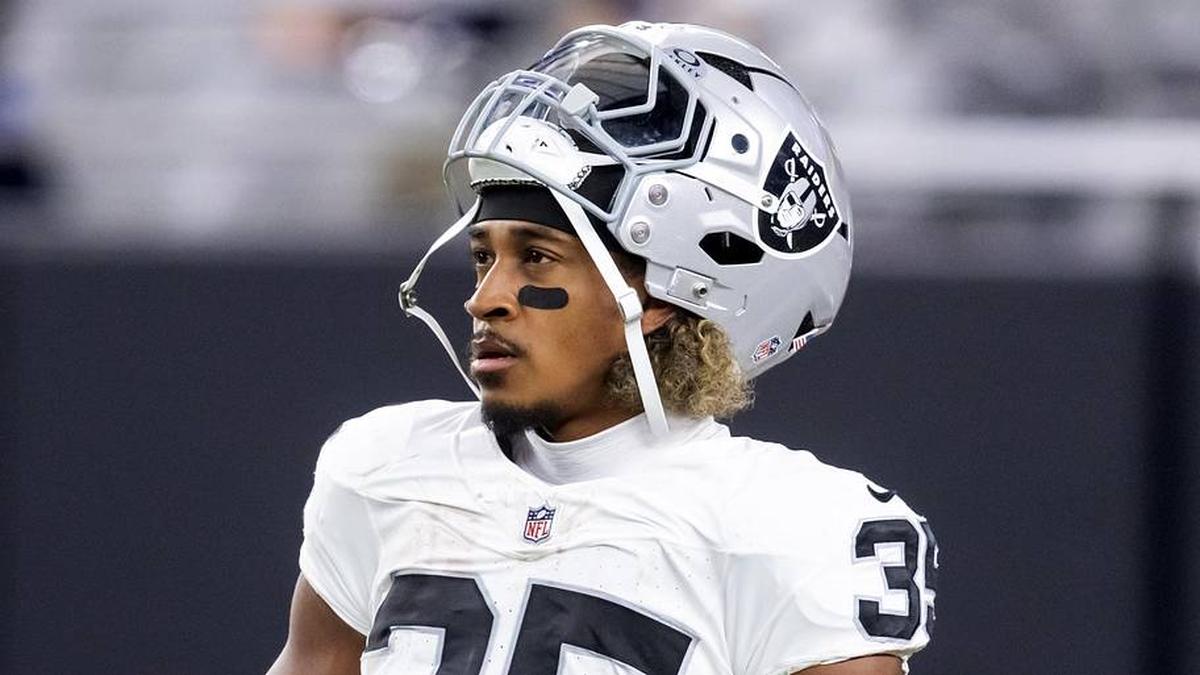  Aug 23, 2025; Glendale, Arizona, USA; Las Vegas Raiders running back Chris Collier (35) against the Arizona Cardinals during a preseason NFL game at State Farm Stadium. Mandatory Credit: Mark J. Rebilas-Imagn Images | Mark J. Rebilas-Imagn Images 
