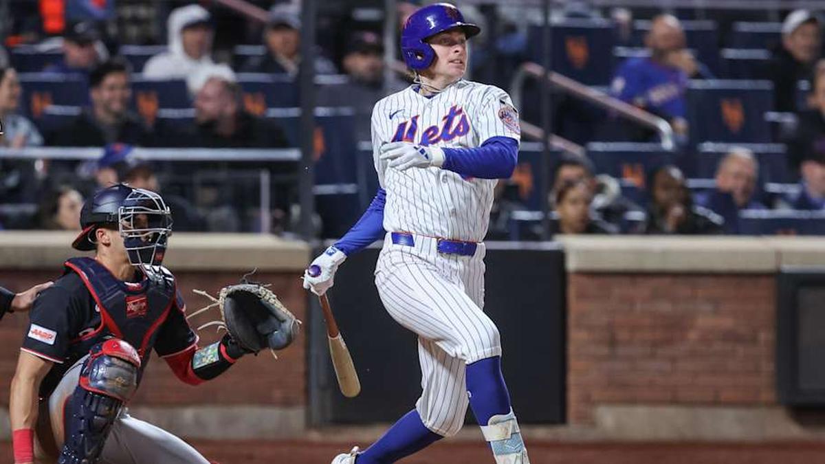  Apr 28, 2026; New York City, New York, USA; New York Mets center fielder Carson Benge (3) hits a single in the sixth inning against the Washington Nationals at Citi Field. | Wendell Cruz-Imagn Images 