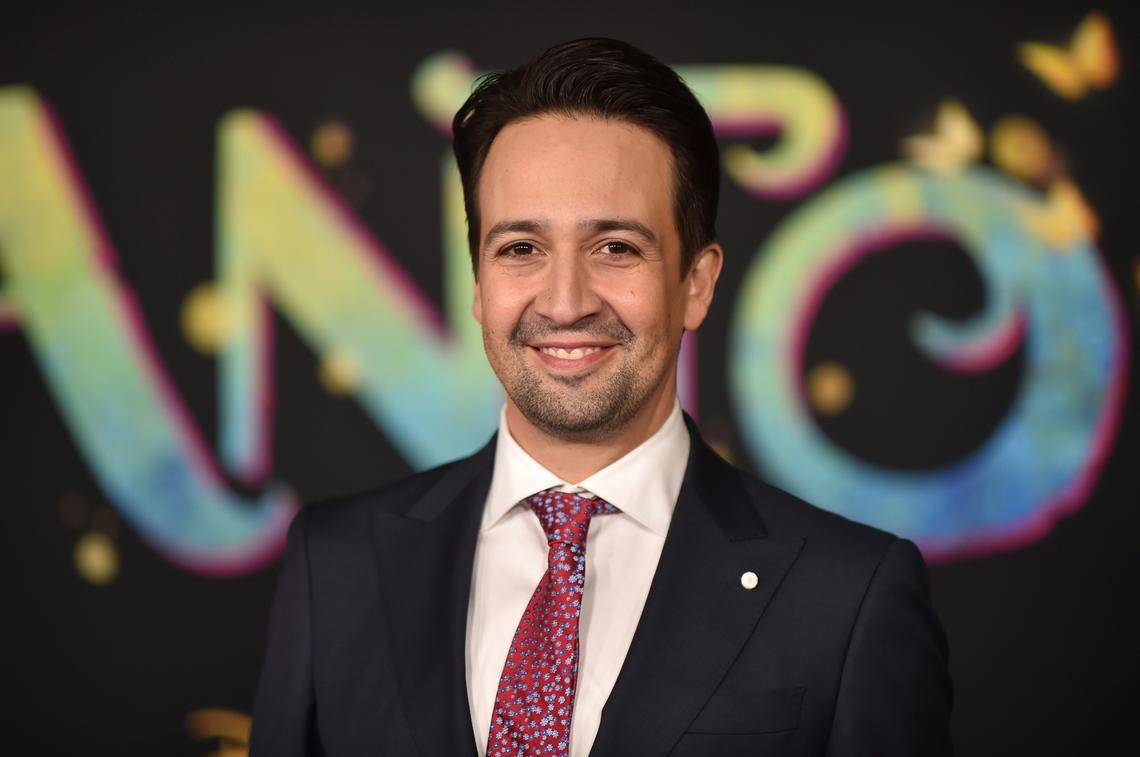 ARCHIVO - Lin-Manuel Miranda llega a la premiere de “Encanto” el 3 de noviembre de 2021 en el cine El Capitan Theatre en Los Ángeles. Miranda compuso las canciones de la cinta animada. (Foto por Richard Shotwell/Invision/AP, Archivo)