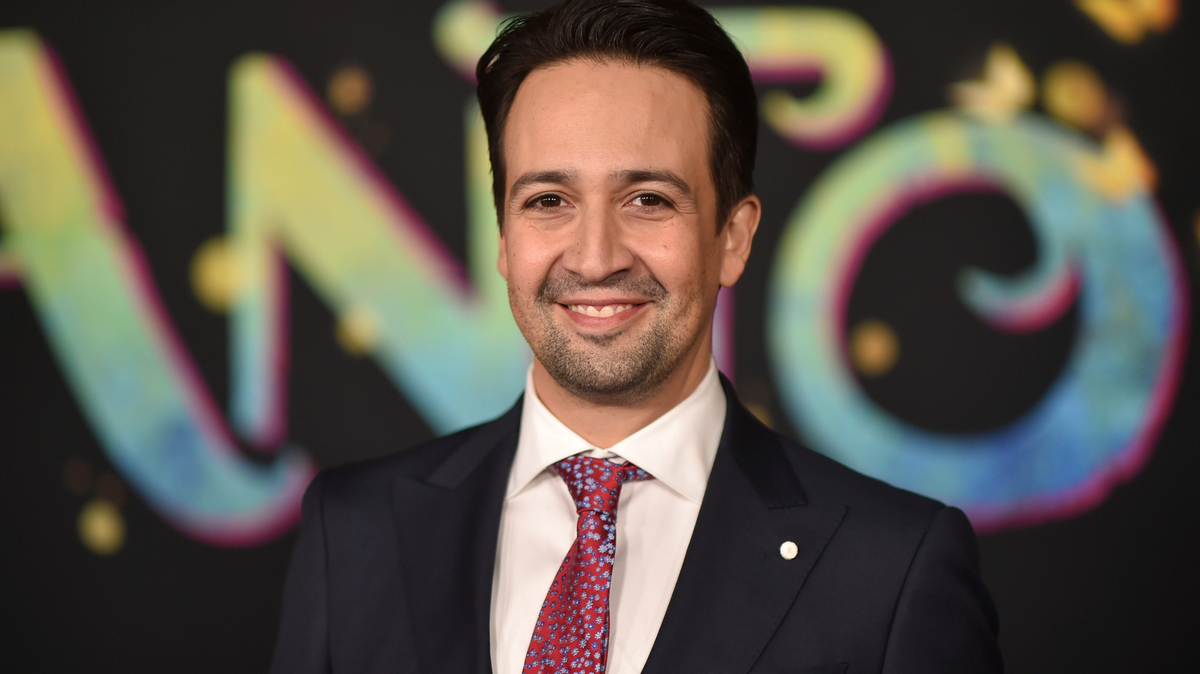 ARCHIVO - Lin-Manuel Miranda llega a la premiere de “Encanto” el 3 de noviembre de 2021 en el cine El Capitan Theatre en Los Ángeles. Miranda compuso las canciones de la cinta animada. (Foto por Richard Shotwell/Invision/AP, Archivo)