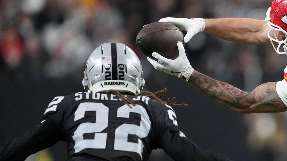  Jan 4, 2026; Paradise, Nevada, USA; Kansas City Chiefs tight end Noah Gray (83) catches a pass against Las Vegas Raiders cornerback Eric Stokes (22) in the second half at Allegiant Stadium. Mandatory Credit: Kirby Lee-Imagn Images | Kirby Lee-Imagn Images 