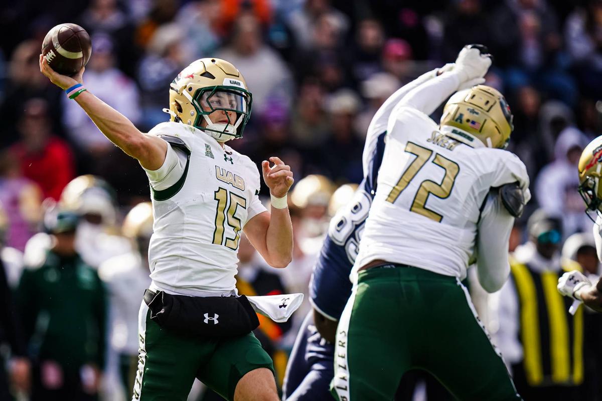  UAB quarterback Ryder Burton throws a pass against UConn in East Hartford, Connecticut, on Nov. 1, 2025. © David Butler II-Imagn Images
