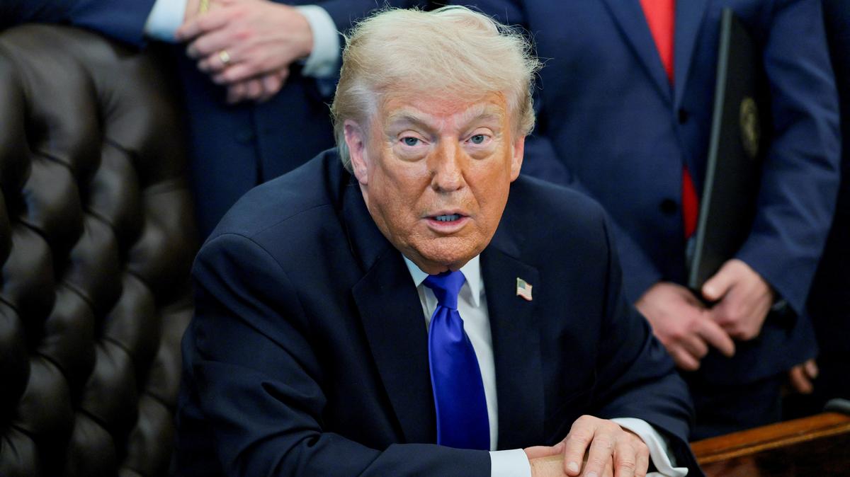 U.S. President Donald Trump takes questions from the media after signing an executive order in the Oval Office at the White House in Washington, D.C., U.S., April 30, 2026. REUTERS/Jonathan Ernst