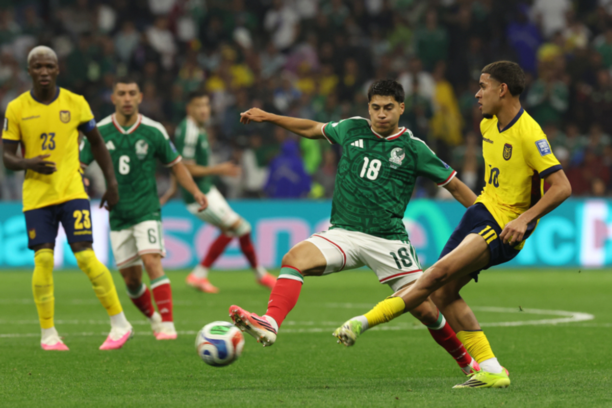  GR3251. CIUDAD DE MÉXICO (MÉXICO), 30/06/2026.- Obed Vargas (c) de México disputa un balón con Kendry Páez (d) de Ecuador este martes, en un partido de los dieciseisavos de final del Mundial de la FIFA 2026 entre México y Ecuador en el estadio Azteca?, en Ciudad de México (México). EFE/ Alex Cruz