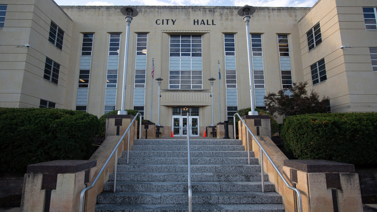 Topeka settles lawsuit with former city water worker for $34,999 ...
