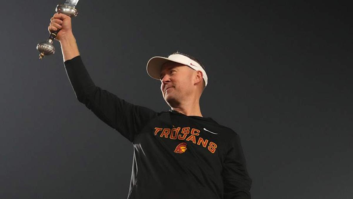  Nov 29, 2025; Los Angeles, California, USA; Southern California Trojans head coach Lincoln Riley leads the Spirit of Troy marching band in a rendition of Tribute to Troy after teh game against the UCLA Bruins at United Airlines Field at Los Angeles Memorial Coliseum. Mandatory Credit: Kirby Lee-Imagn Images | Kirby Lee-Imagn Images 
