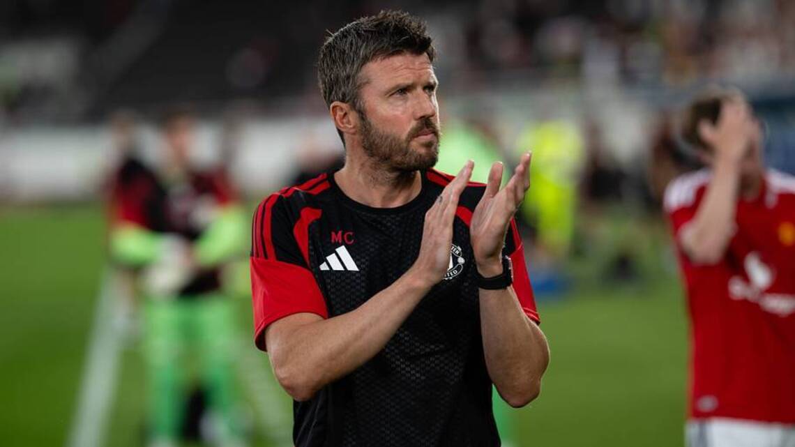 The Key Issue Holding Up Man Utd's Third Midfielder Signing