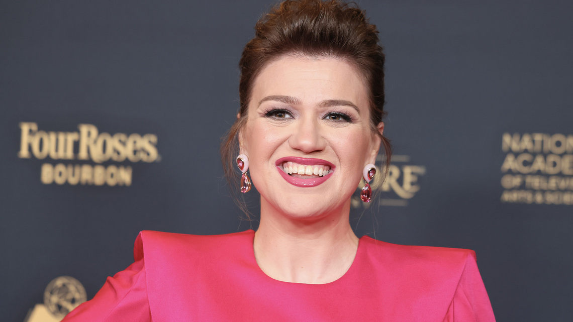 The Kelly Clarkson bird saga continues. Molly is worth $15 million 