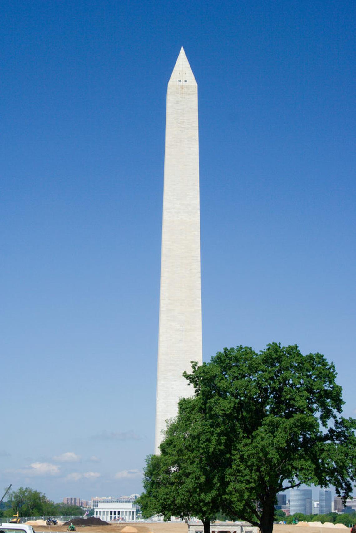  Take a family photo near the Washington Monument. Photo credit: Cybjorg via Wikimedia Commons 