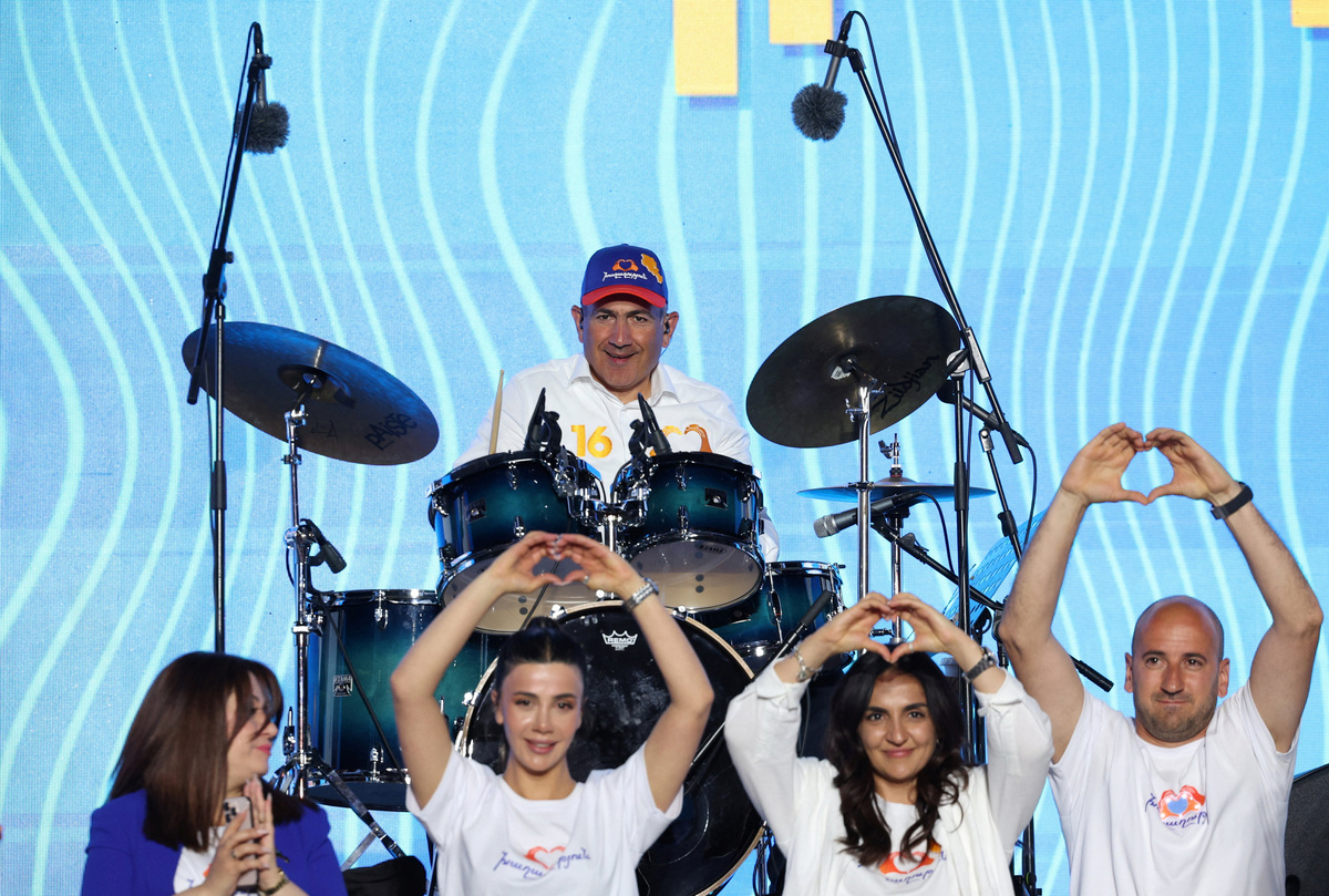 Armenian Prime Minister Nikol Pashinyan performs at a Civil Contract party campaign rally ahead of the June 7 parliamentary election in Yerevan, Armenia June 5, 2026. Hayk Baghdasaryan/Photolure via REUTERS