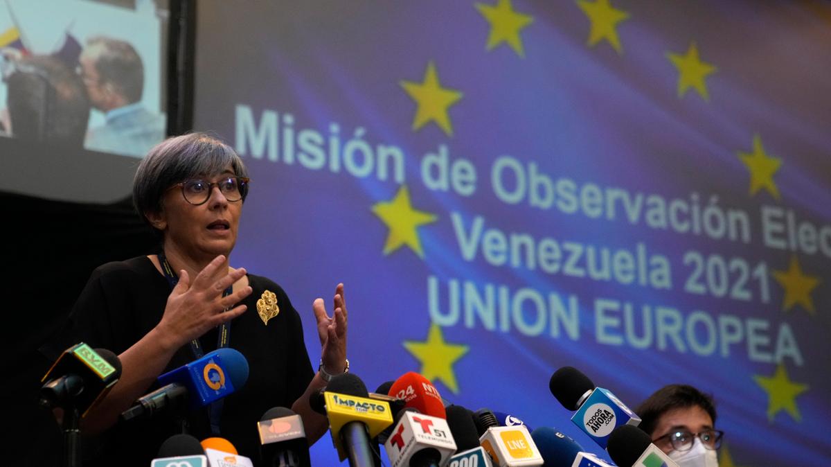 Isabel Santos, miembro del Parlamento Europeo y Observadora Jefe de la Misión de Observación Electoral de la UE de 2021 en Venezuela, explica el informe preliminar de su misión sobre las elecciones regionales del fin de semana anterior en Caracas, el martes 23 de noviembre de 2021. (AP Foto/Ariana Cubillos)