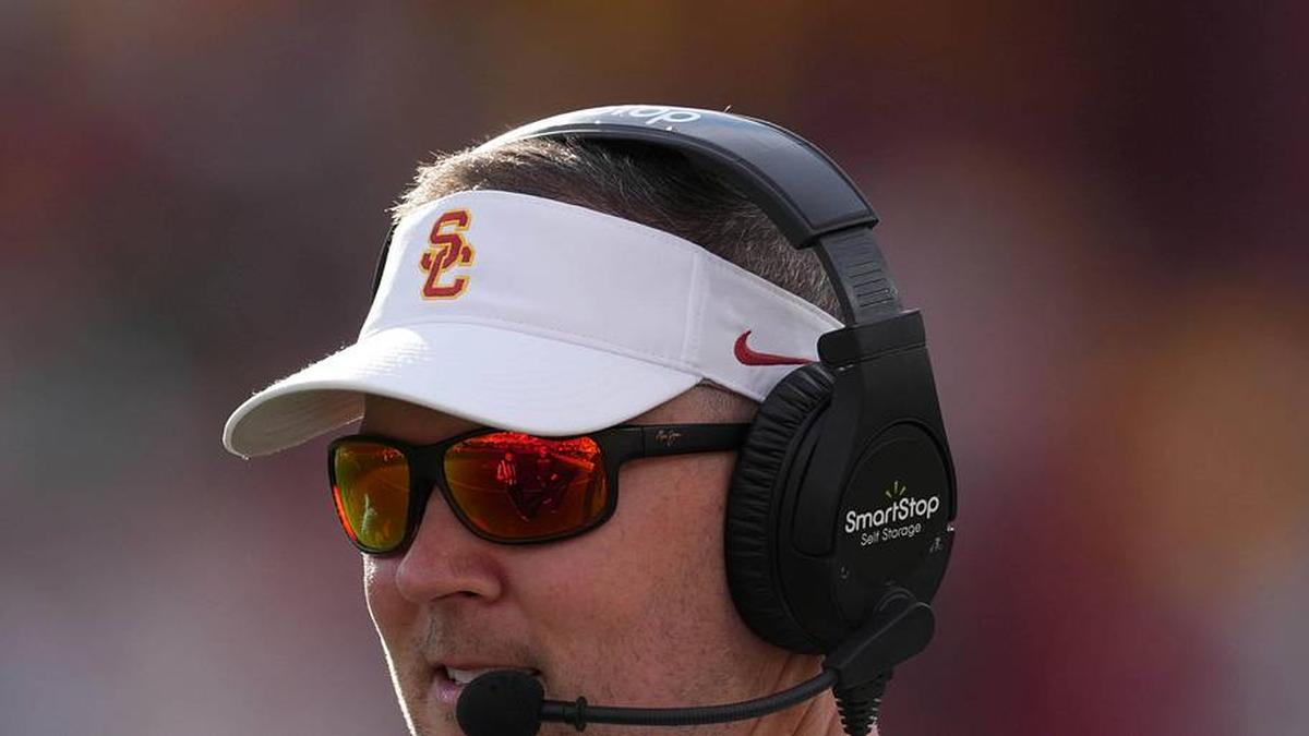  Nov 30, 2024; Los Angeles, California, USA; Southern California Trojans head coach Lincoln Riley reacts against the Notre Dame Fighting Irish in the second half at United Airlines Field at Los Angeles Memorial Coliseum. Mandatory Credit: Kirby Lee-Imagn Images | Kirby Lee-Imagn Images 