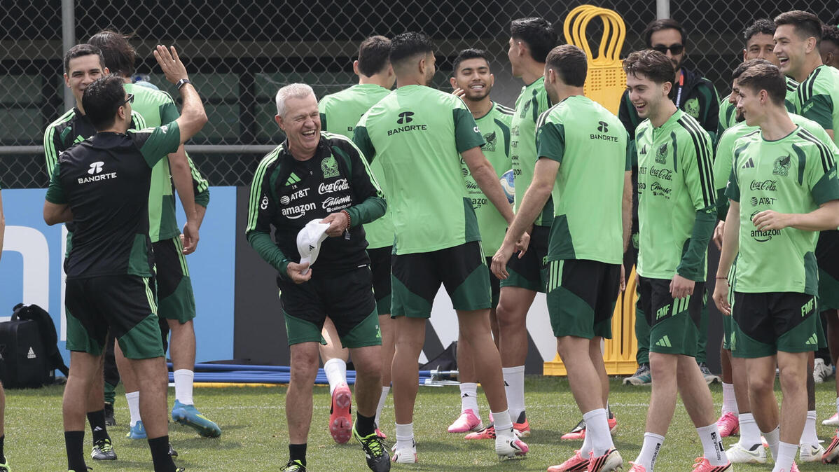 El seleccionador de México, Javier Aguirre (c-i), dirige un entrenamiento este lunes, en el Centro de Alto Rendimiento de la Federación Mexicana de Fútbol en Ciudad de México (México). EFE/José Méndez