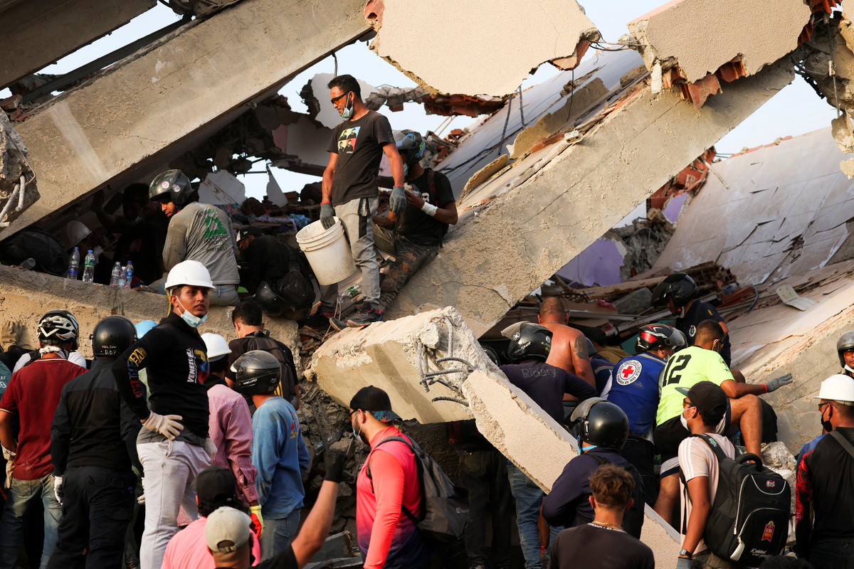 People search for survivors in the rubble of a collapsed building following an earthquake in La Guaira, Venezuela, June 26, 2026. REUTERS/Leonardo Fernandez Viloria
