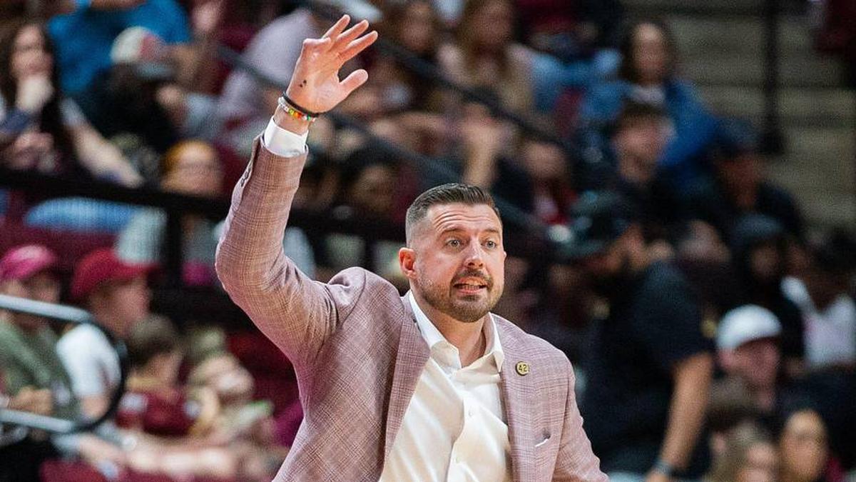  Florida State Seminoles head coach Luke Loucks signals to his players from the sideline. The Florida State Seminoles hosted the Southern Methodist University Mustangs at the Tucker Civic Center on Saturday, March 7, 2026. | Alicia Devine/Tallahassee Democrat / USA TODAY NETWORK via Imagn Images 