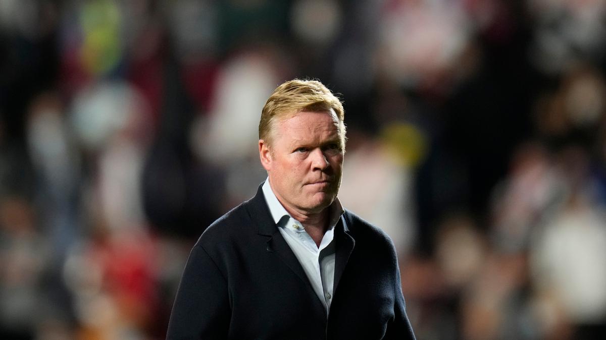 Ronald Koeman, técnico holandés del Barcelona, se dirige al túnel en el descanso del partido de La Liga ante Rayo Vallecano, el miércoles 27 de octubre de 2021, en Madrid (AP Foto/Manu Fernández)