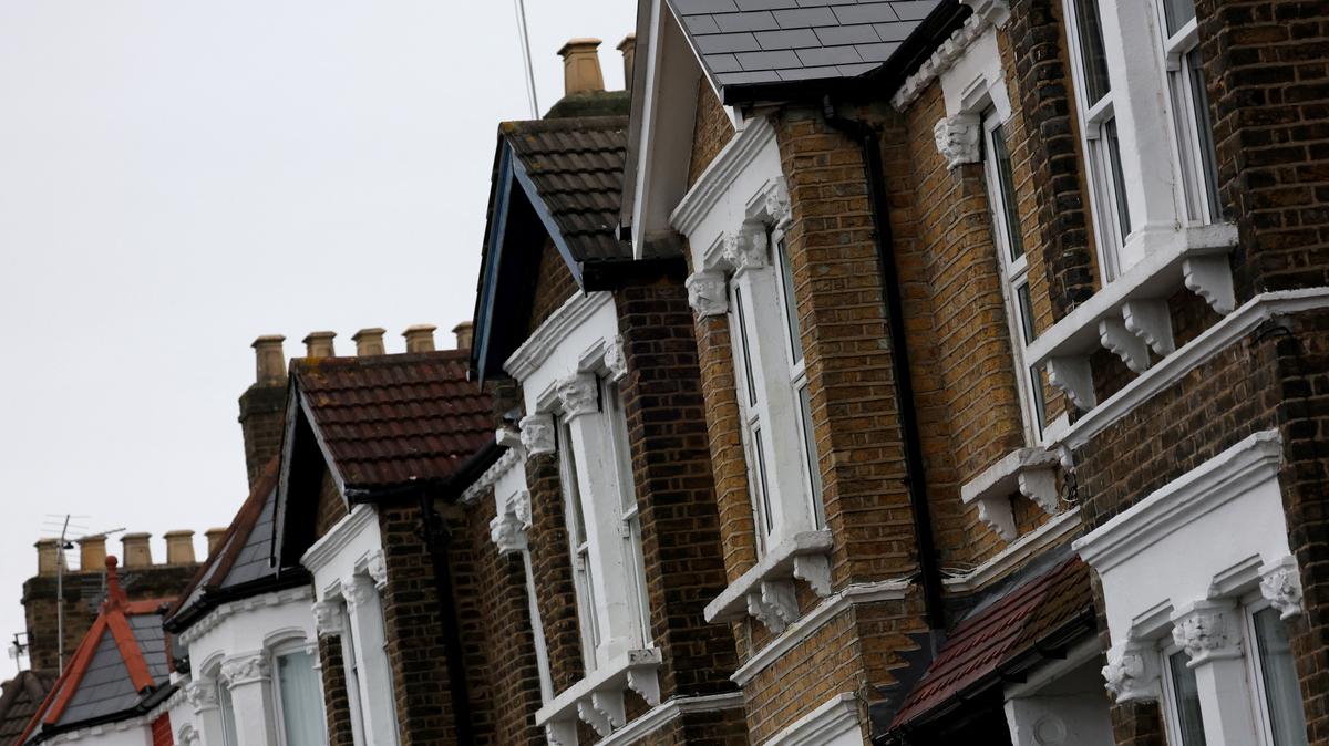 A view of a row of residential houses in London, Britain, January 23, 2025. REUTERS/Hannah McKay