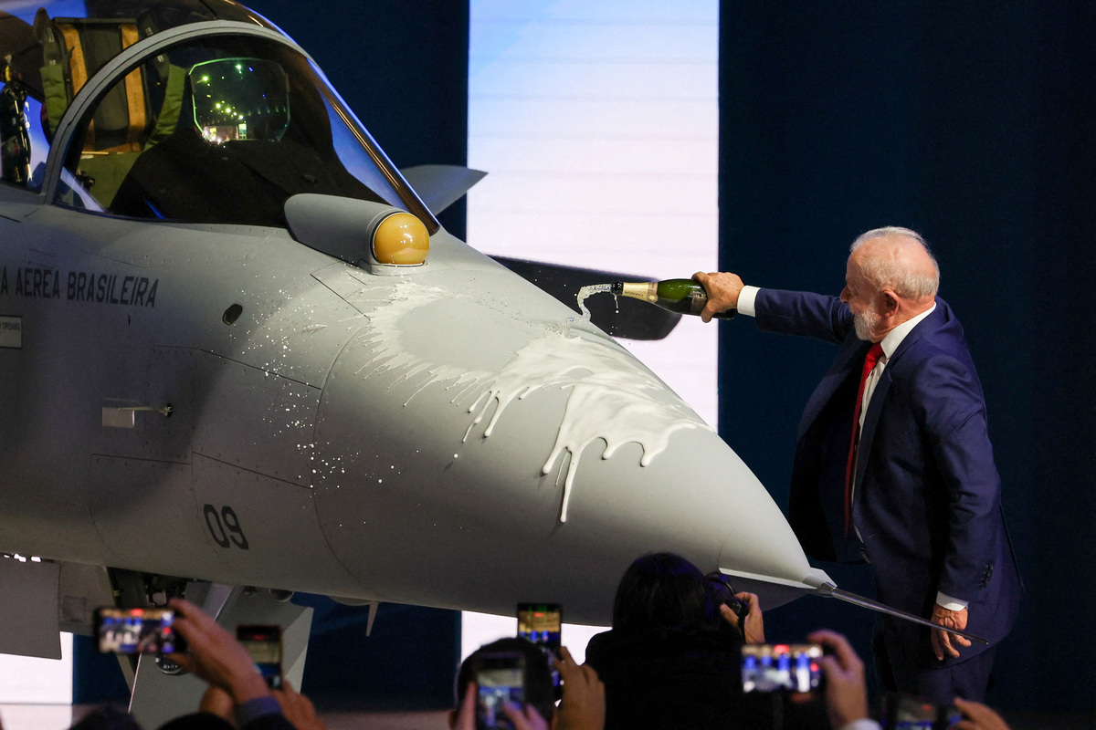 Brazilian President Luiz Inacio Lula da Silva christens the first Gripen fighter jet assembled in Brazil as he attends Embraer and Swedish defence company Saab's presentation, at the Gaviao Peixoto plant in the state of Sao Paulo, Brazil, March 25, 2026. REUTERS/Jorge Silva