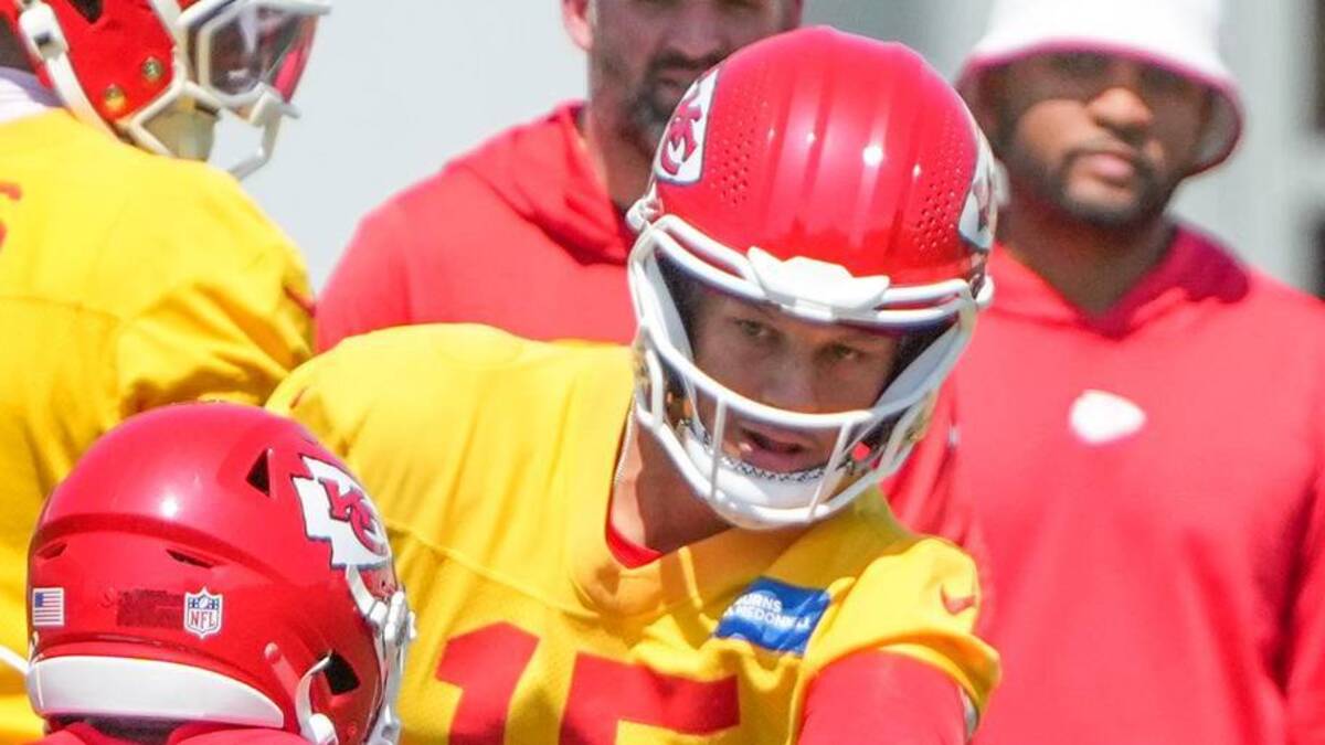  Jun 9, 2026; Kansas City, MO, USA; Kansas City Chiefs quarterback Patrick Mahomes (15) hands off to Kansas City Chiefs running back Kenneth Walker (9) during the Kansas City Chiefs mandatory mini-camp at the Chiefs practice facility. Mandatory Credit: Denny Medley-Imagn Images | Denny Medley-Imagn Images 