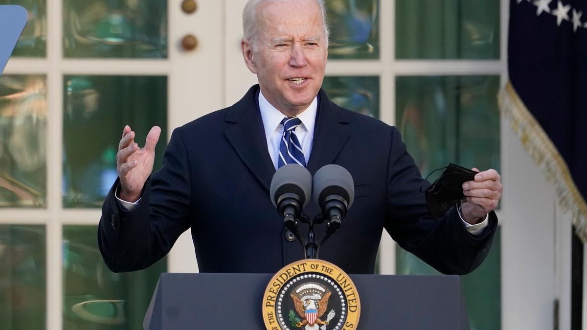 El gobierno del presidente Joe Biden debe hacer el esfuerzo de nombrar embajadores a varios países de América Latina, y así demostrar que Estados Unidos tiene interés en reforzar sus relaciones con la región. En la foto, el presidente Biden participa en un evento en la Casa Blanca el 19 de noviembre del 2021. (Foto AP/Alex Brandon)