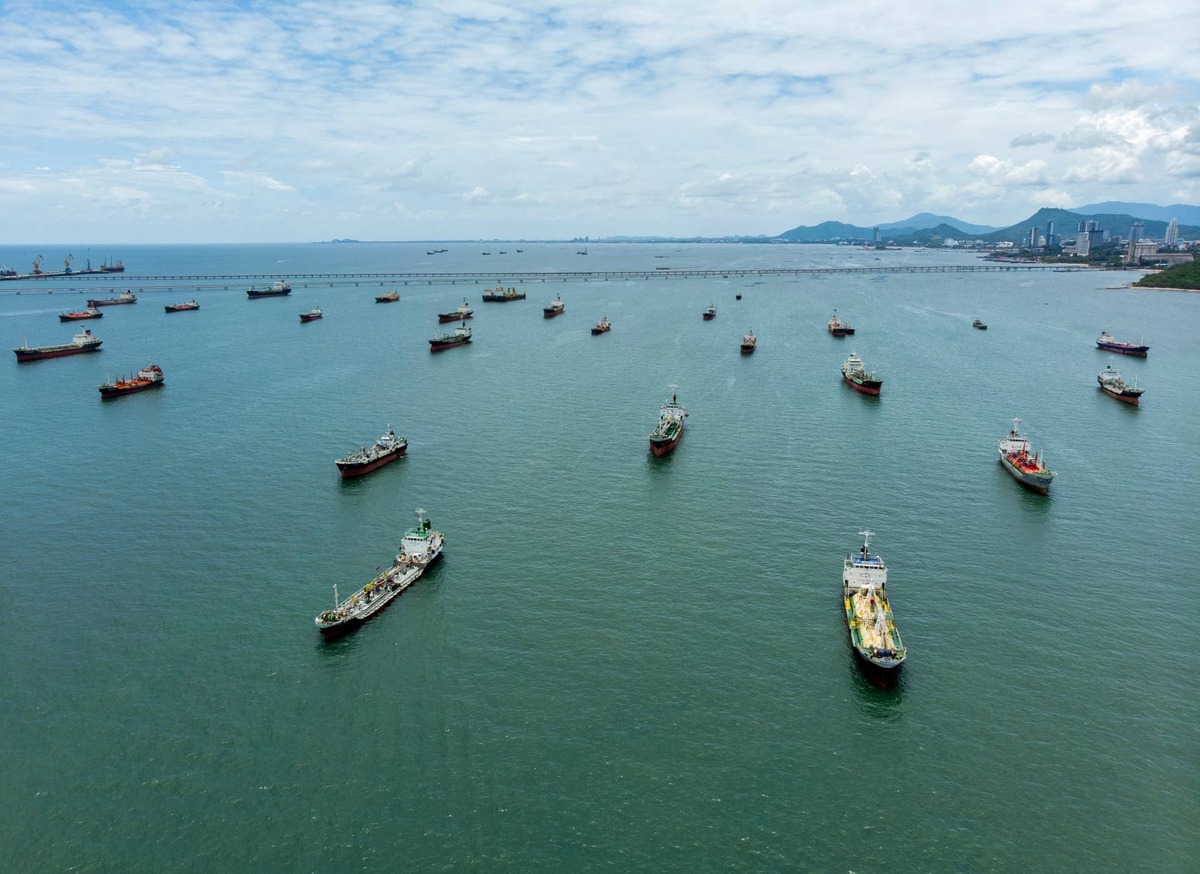  Goldman warns renewed Strait of Hormuz tanker attacks are pushing oil risk higher. 